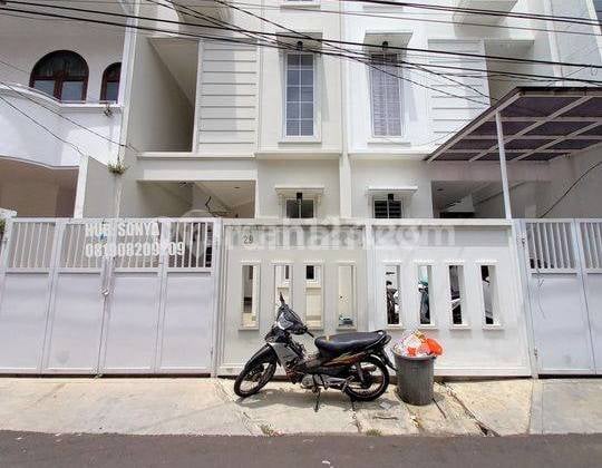 Rumah Tomang. 3 Lantai. 5x18. Jalan 2 Mobil. Siap Huni