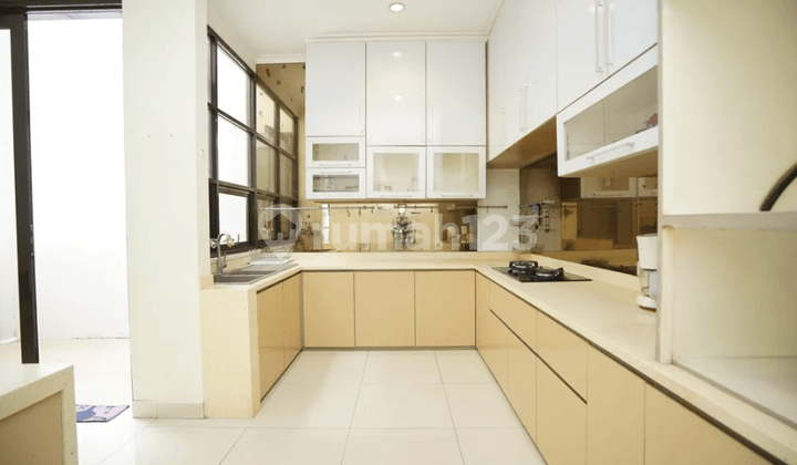 Rumah Tomang 3 Lantai. 6X18. Jalan Lebar 3 Mobil. Siap Huni