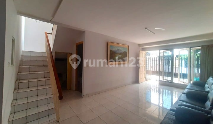 Rumah Tomang. 2 Lantai. 10X15. Jalan 2 Mobil. Siap Huni