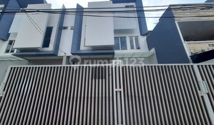 Rumah Baru. Tomang. 3 Lantai. 8X15. Jalan 2 Mobil. Siap Huni