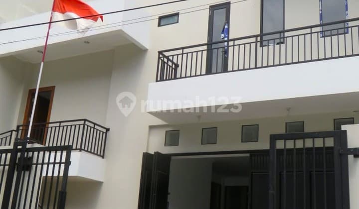 Rumah Baru. Green Vile. 3 Lantai. 11X20. Jalan 2 Mobil. Siap Huni