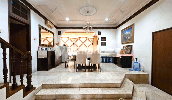 Rumah Tomang 2 Lantai. 12X20. Jalan Lebar 4 Mobil. Siap Huni