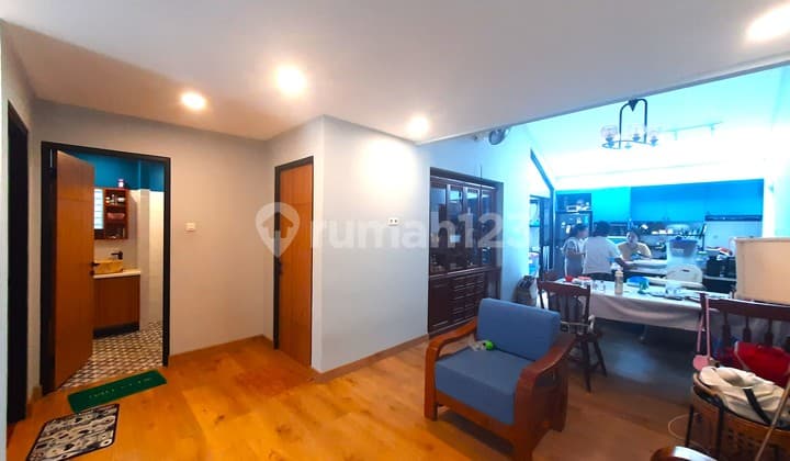 Rumah Gandeng. Tomang. 2 Lantai. 10X15. Semi Furnish. Siap Huni.