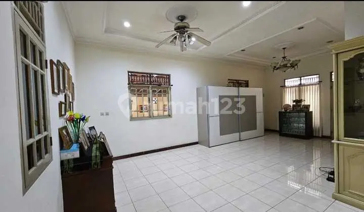 Rumah Tua Grogol Roxy. 10X20. Jalan Lebar 3 Mobil