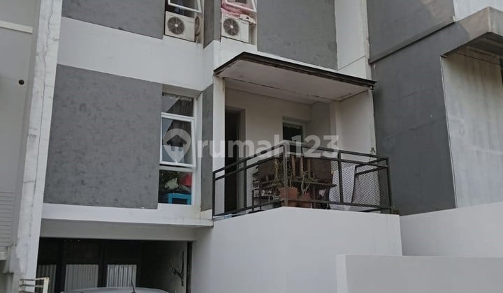 For Sale: Semi-Furnished Move-In Ready House. 3 Floors, 90 M2 Area. 3 + 1 Bedrooms. Near Cilandak Town Square in a 24-Hour Security Cluster. Cinere, Depok.