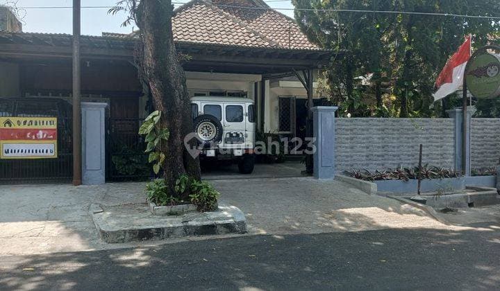 Dijual Rumah 2 Lantai. Luas 390 M². 11 Kamar Tidur Sangat Cocok Dijadikan Guest House Berjarak 500 Meter Ke Pusat Perbelanjaan Dan Kuliner Di Riau, Bandung Wetan