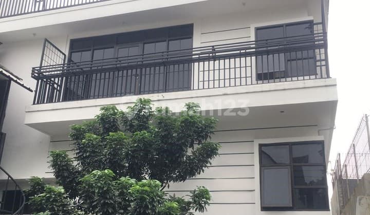 Dijual Rumah/ Guest House 3 Lantai Luas 228 M2. 5 + 1 Kamar Tidur Baru Renovasi Siap Huni. Dalam Kkomplem. Terdapat Rooftop Dengan View Kota Bandung, Cocok Dijadikan Villa/ Hunian/ Guest House/ Kostan Exclusive. Di Cigadung - Tubagus Ismail Kota Bandung