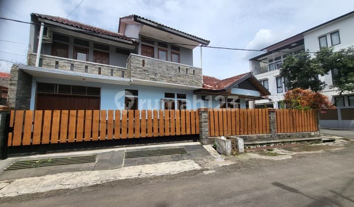 For Rent: Hook Position 2-Story House, 251m² Area, 5+1 Bedrooms, Suitable for Office or Business Use, Boarding House, Move-in Ready, City Center, 1Km from Widiyatama University, Sukaluyu Bandung.