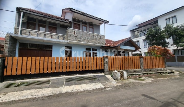 Disewakan Rumah Posisi Hook 2 Lantai Luas 251m2, 5+1 Kamar Tidur, Cocok dijadikan Kantor atau tempat usaha, Kos-kostan, siap pakai, tengah kota, 1Km dari Universitas Widiyatama, Sukaluyu Bandung