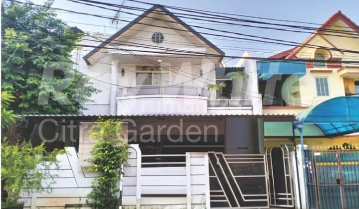 "Strategic House in Taman Semanan Indah, A Step Away from Toll Road & Station Access"