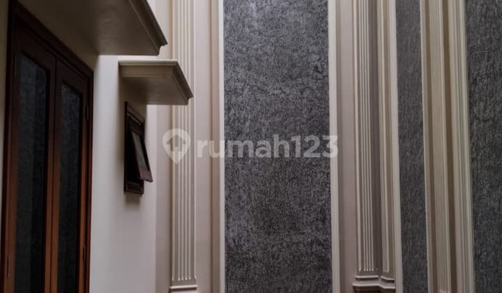 Rumah 3 Lantai Semi Furnished Bagus SHM - Sertifikat Hak Milik di Bintaro