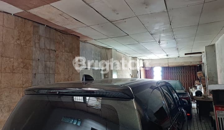 Quick Shop House by Jatinegara Main Road East Jakarta