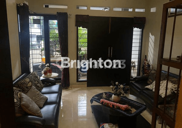 RUMAH 2,5 LANTAI POSISI HOOK PASAR REBO JAKARTA TIMUR