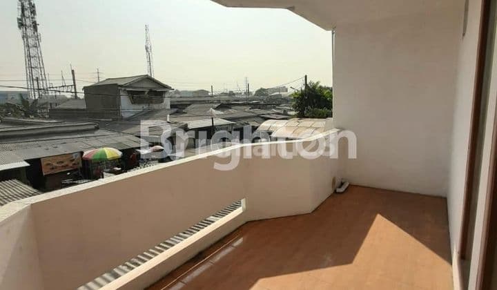 RUMAH DUA LANTAI BAGUS MINIMALIS NYAMAN BERSIH TERAWAT DI TAMAN KOTA KEMBANGAN JAKARTA BARAT