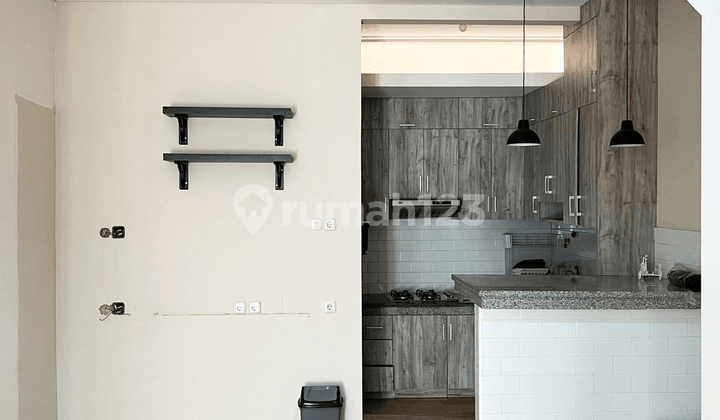 FOR SALE HOUSE IN PIK RENOVATED GROUND FLOOR VERY SPACIOUS BALCONY SEMI-FURNISHED WITH KITCHEN SET