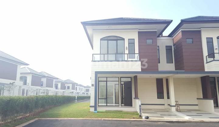 Two-Story Hook House with 4 Bedrooms, South-Facing