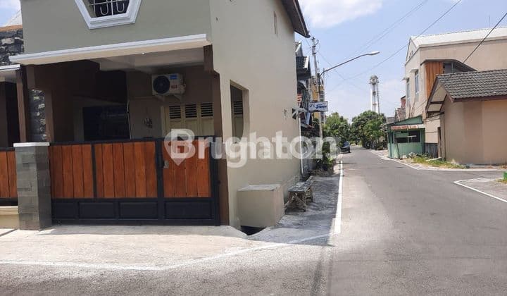 RUMAH CANTIK 1,5 LANTAI SEMI FURNISH DI BATURAN BUTUH CEPAT !!