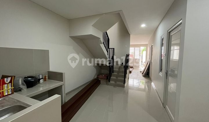 Rumah 3 Lantai (brand New), Siap Huni, Bisa Kpr