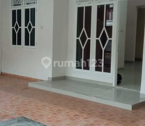 Rumah 2 Lantai, Taman Royal, Akses Jalan 3 Mobil, bisa KPR