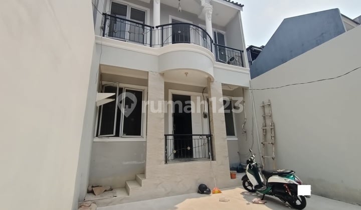 Dijual Rumah 2.5Lantai di Bcs