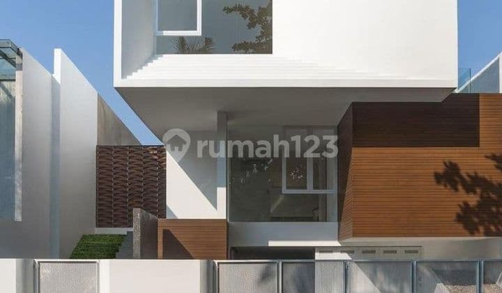 Luxury house in the Pondok Indah Niaga Hijau area.