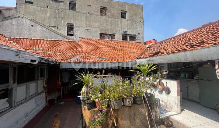 "Quick Sale: Old House Suitable for Building Boarding House"