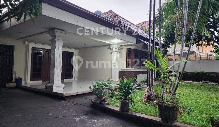 Rumah Lama Homey, Kotak, Golongan C Di Menteng, Jakarta Pusat