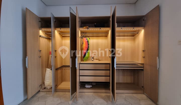 Dijual Rumah Parahyangan Karawaci Hoek Dengan Swimming Pool