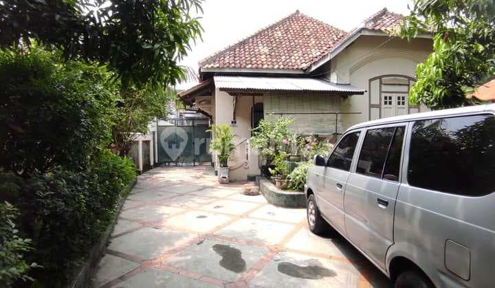 Rumah Vintage Classic Luas Matraman Jalan Besar Asri Jaktim
