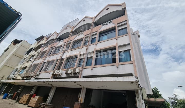 Well-Maintained Gadeng 3 Mitra Bahari Shophouse Ready to Move In.