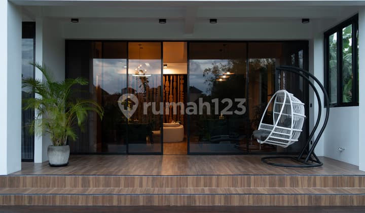 Brand New Three Bedroom Villa with Smart Home Technologies for Lease in Babakan