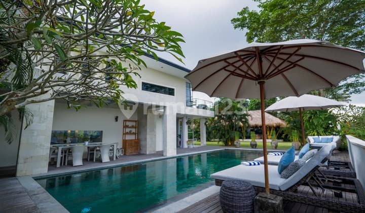 Vila Tropis Mewah dengan Taman Luas dan Kolam Renang di Munggu