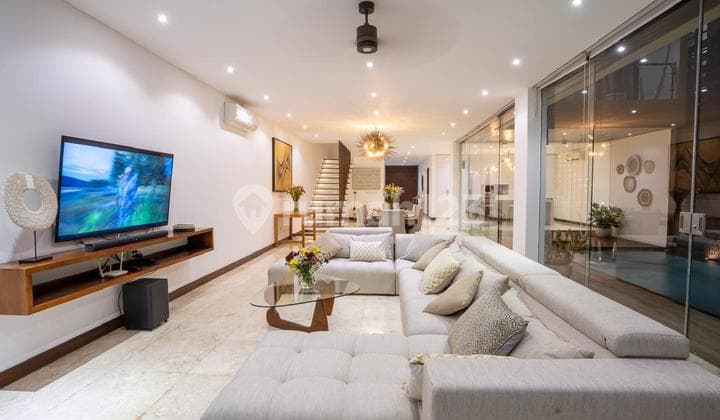 Four Bedroom Villa With Complete Facilities For Rent In Berawa