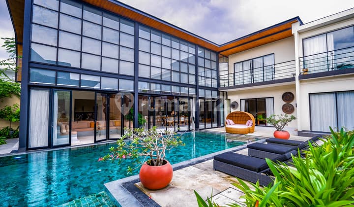 Spacious Luxury 5-Bedroom Villa with Cinema Room in Pererenan