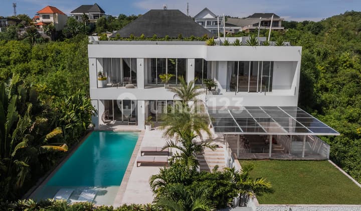 Freehold Mansion With Breathtaking Views Surrounding in Pecatu