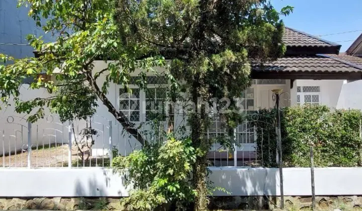 A well-maintained home office option in Arcamanik.