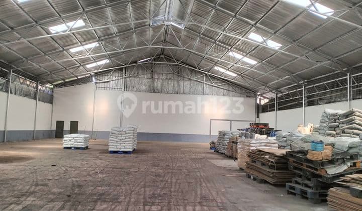 Komplek Pergudangan Dekat Terminal Pulo Gadung Akses Kontainer