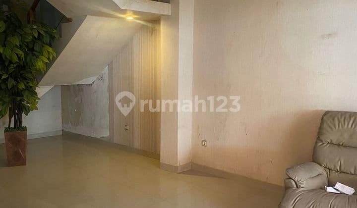 Rumah 2 Lantai dengan Gudang di Rooftop Siap Huni di Pondok Indah