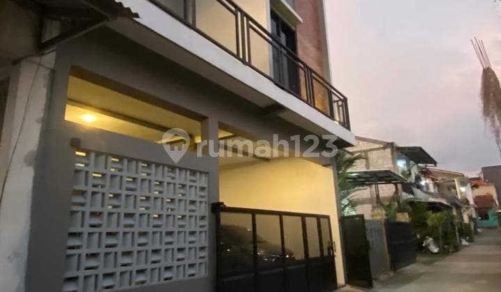 Rumah Siap Huni 2 Lantai dengan Gudang Semi Furnish di Jombang