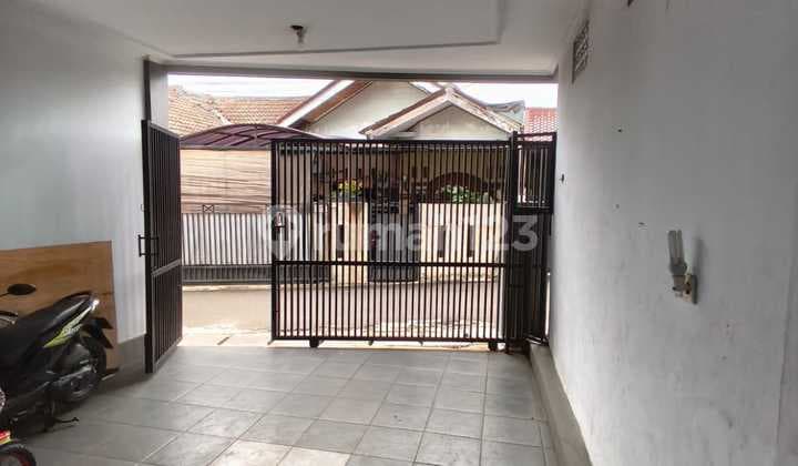 Rumah 2 Lantai Unfurnish Hadap Timur Dekat Pintu Tol di Jagakarsa