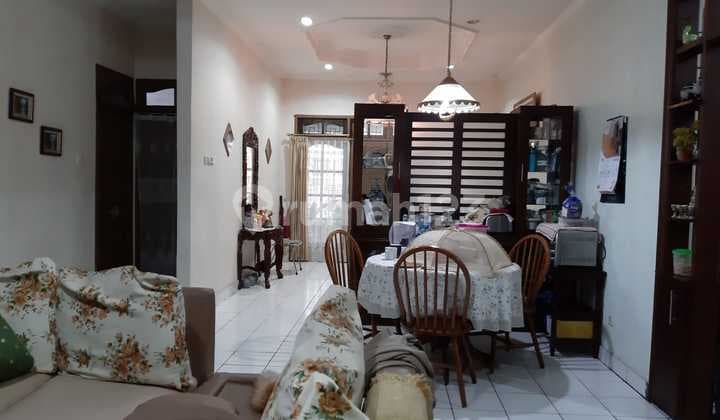 Rumah Hadap Timur dengan Taman Depan dan Baackyard di Jaksel