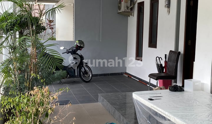 Rumah 2 Lantai Semi Furnished 3 Unit AC Siap Huni di Bintaro