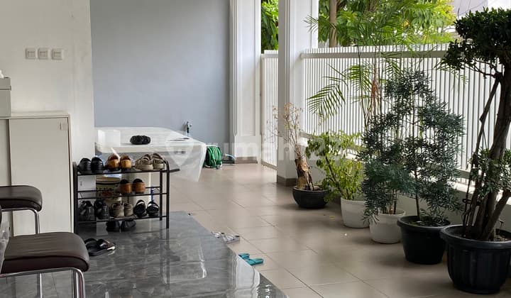 Rumah Hadap Utara 2 Lantai Semi Furnished SHM di Bintaro Tangsel