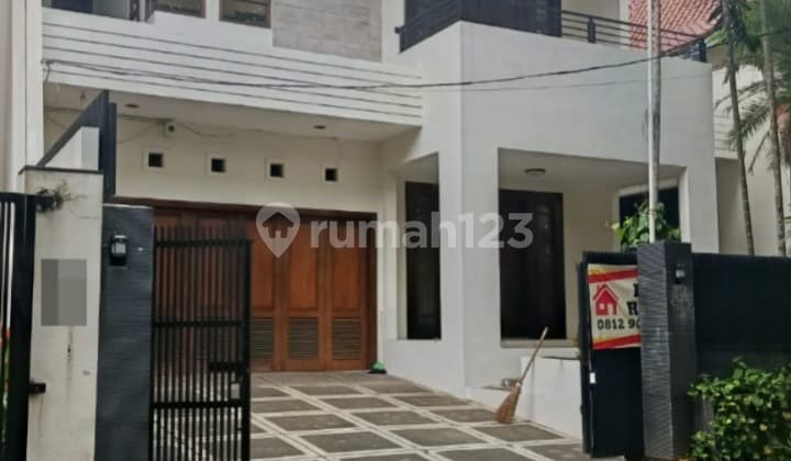 Rumah dengan Kolam Renang Semi Furnished di Pondok Pinang Jaksel