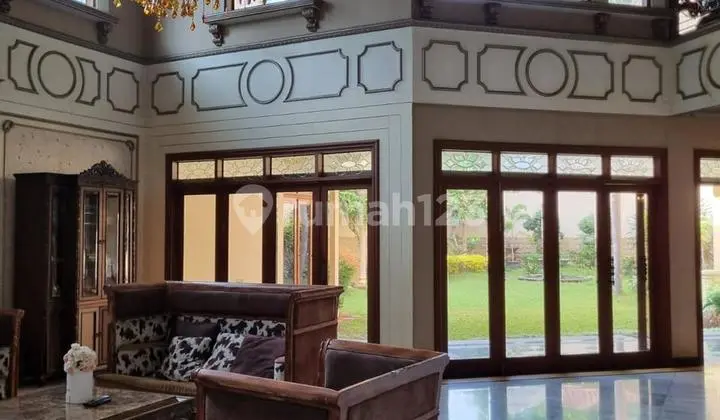 Rumah Mewah Double High Ceiling 2 Lantai Taman Luas di Menteng