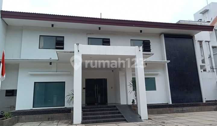 Ruko 3,5 Lantai dengan Basement dengan Lift di Kebayoran Baru
