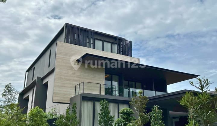 Rumah Villa Sangat Mewah di NavaPark BSD City