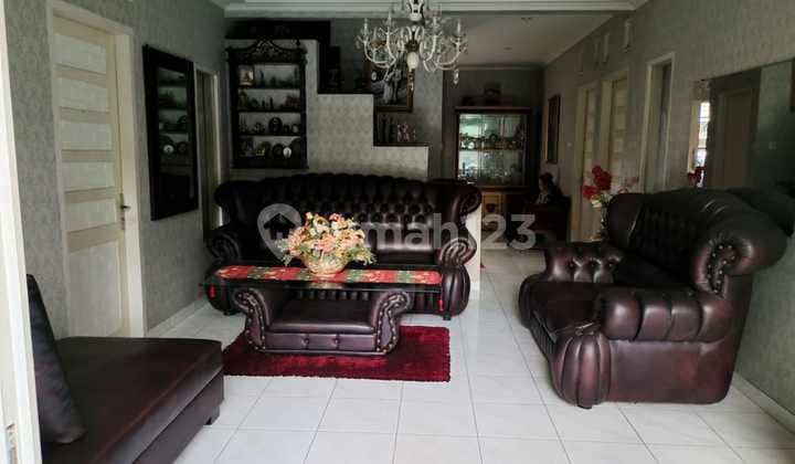 Rumah Luas 3 Lantai Ada Kolam Renang di Griya Loka Bsd