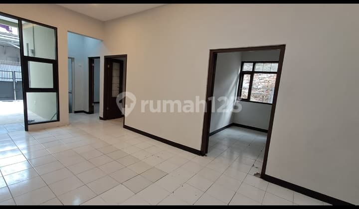 Rumah Disewa Tengah Kota Sayap Burangrang Lengkong.masuk Dari Jalan 2 Meter.siap Huni.dekat Alun Alun,Braga.daerah Strategis