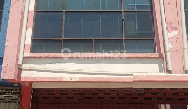 For Rent: 3-Story Shop House in Rungkut Megah Raya, Surabaya For Rent: 3-Story Shop House in Rungkut Megah Raya, Surabaya